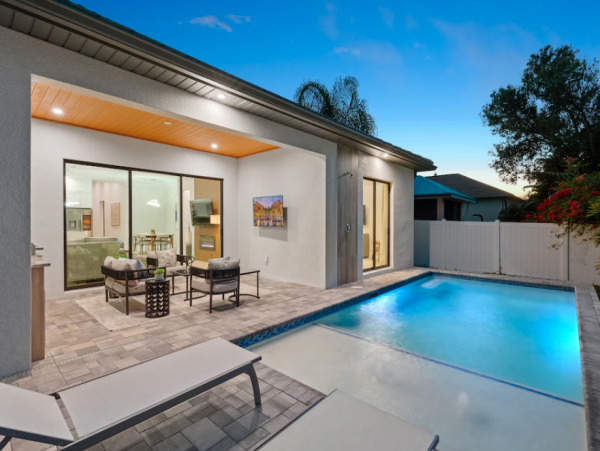 Luxurious 5-Bedroom Retreat in Naples - Your Ultimate Vacation Destination